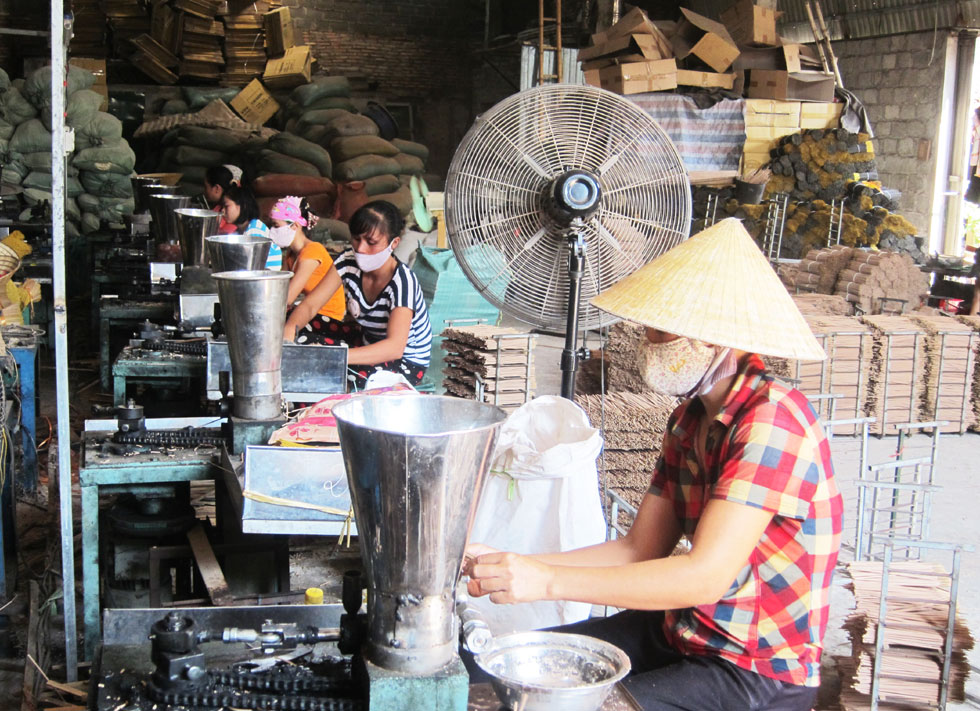Cùng xã với anh Toản, gia đình anh Lê Huy Thành ở thôn 4 vay 80 triệu đồng mở rộng cơ sở sản xuất hương xuất khẩu, tạo việc làm cho hơn 40 lao động tại địa phương với mức thu nhập bình quân 3,5 triệu đồng/người/tháng