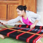 Phụ nữ đồng bào dân tộc Tà Ôi, xã A Đớt huyện A Lưới được vay vốn ưu đãi phát triển nghề dệt vải thổ cẩm làm trang phục truyền thống