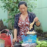 Chị Nguyễn Thị Thủy - Chi hội trưởng phụ nữ khu vực 1, phường Trà An, quận Bình Thủy đang bán hàng ăn phục vụ bà con