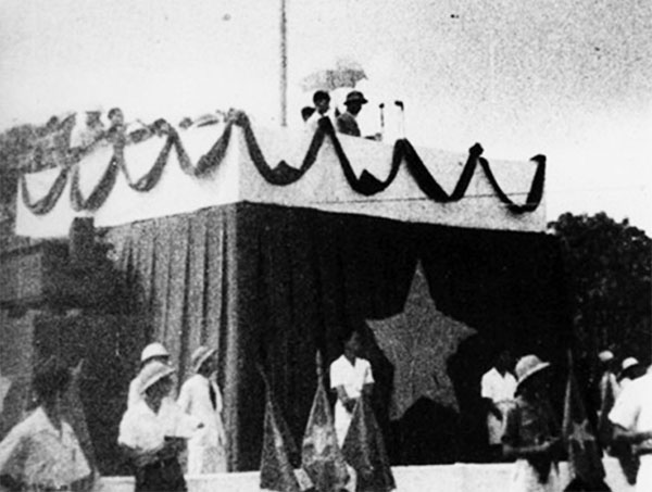 Chủ tịch Hồ Chí Minh đọc Tuyên ngôn độc lập tại Quảng trường Ba Đình ngày 02/9/1945