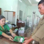 Nông dân nhận Sổ vay vốn xây nhà tại NHCSXH huyện Châu Thành