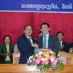 Ông Bouangeunh PHONGSAVATH (bên trái) tân Tổng giám đốc NBB