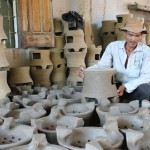 Sản phẩm gốm truyền thống sản xuất tại cơ sở của gia đình ông Trần Công Tiến ở thị trấn Hòa Vinh được đầu tư từ nguồn vốn chính sách