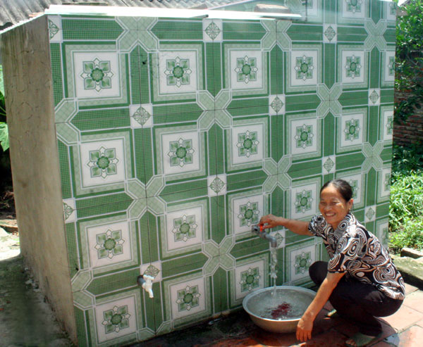 Bà Ngụy Hằng Nga ở xã Tư Mại phấn khởi được sử dụng nguồn nước sạch