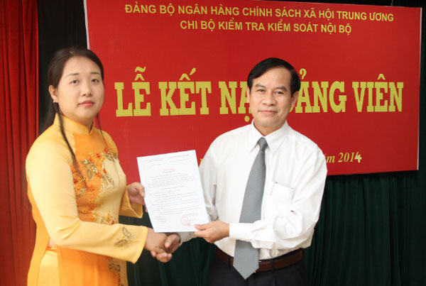 Đồng chí Nguyễn Đức Vui trao Quyết định cho đảng viên mới Nguyễn Thị Thu Huyền