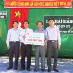 (ảnh 1) Công đoàn cơ sở NHCSXH tỉnh Thanh Hóa tặng máy vi tính cho THCS Thanh Quân