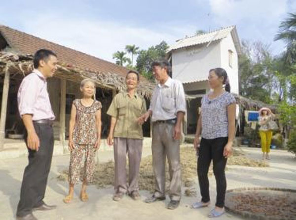 Bác Nguyễn Thanh Liên bên căn nhà chòi mới xây dựng