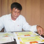 Ông Trần Hiền tự hào “khoe” những thành tích học tập của con mình