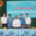 Đại diện Đoàn Thanh niên NHCSXH Trung ương, đồng chí Nguyễn Duy Thắng - Phó Bí thư (thứ 2 bên phải) trao tặng kinh phí hỗ trợ xây dựng nhà tình nghĩa cho ông Danh Hương