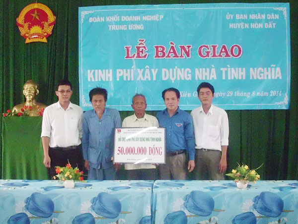 Đại diện Đoàn Thanh niên NHCSXH Trung ương, đồng chí Nguyễn Duy Thắng - Phó Bí thư (thứ 2 bên phải) trao tặng kinh phí hỗ trợ xây dựng nhà tình nghĩa cho ông Danh Hương