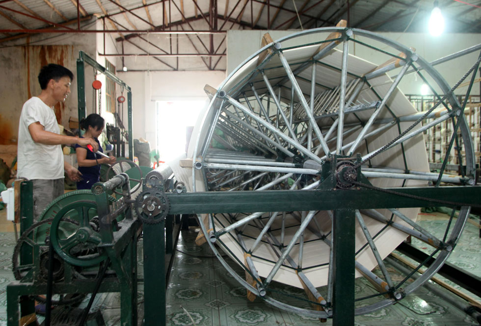 Cơ sở dệt may Cường Thịnh ở Khu công nghiệp Phùng Xá vay vốn ưu đãi đầu tư mở rộng sản xuất hàng truyền thống, giải quyết việc làm cho nhiều lao động trong khu vực