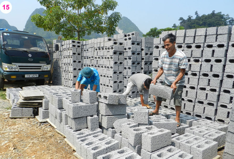 Anh Đinh Vi Phong ở xóm Phia Vẹn, xã Hồng Định, huyện Quảng Uyên vay 50 triệu đồng đầu tư sản xuất gạch xi măng, tạo công ăn việc làm ổn định cho 4 lao động địa phương với mức thu nhập bình quân mỗi lao động 4,5 triệu đồng