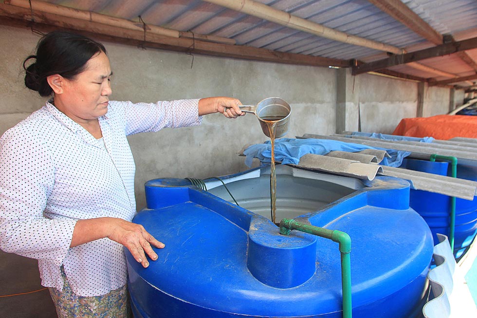 Vốn vay ưu đãi còn giúp các hộ gia đình ở xã ven biển Thạch Kim, huyện Lộc Hà phát triển nghề làm nước mắm