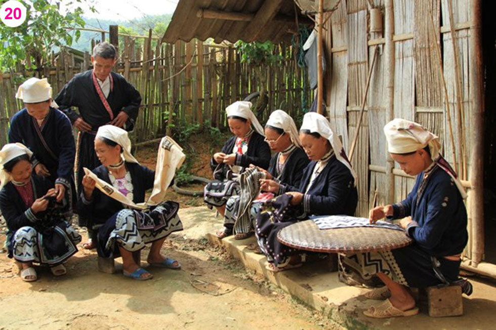 Đồng vốn chính sách còn giúp đồng bào dân tộc Dao nơi đây lưu giữ và phát triển nghề Thêu truyền thống