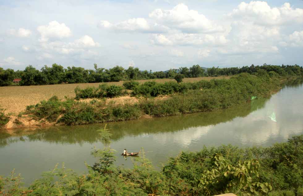 Con sông Ngàn Sâu chảy qua địa bàn huyện Hương Khê hiền hòa mùa khô nhưng hung dữ vào mùa mưa