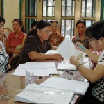 Phụ nữ xã Ninh Vân, huyện Hoa Lư (Ninh Bình) làm thủ tục vay vốn tín dụng ưu đãi