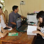 Hộ nghèo ở xã Quang Tiến, huyện Sóc Sơn đến Điểm giao dịch nhận vốn vay ưu đãi Ảnh: Thái Hòa