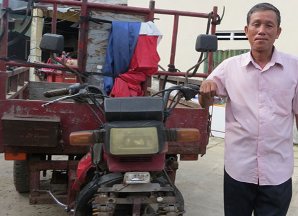 Ông Nguyễn Văn Hùng ở thôn Đông Thạnh 1, xã Bình Thạnh, huyện Bình Sơn vay vốn hộ cận nghèo sửa chữa phương tiện làm dịch vụ hậu cần nghề cá
