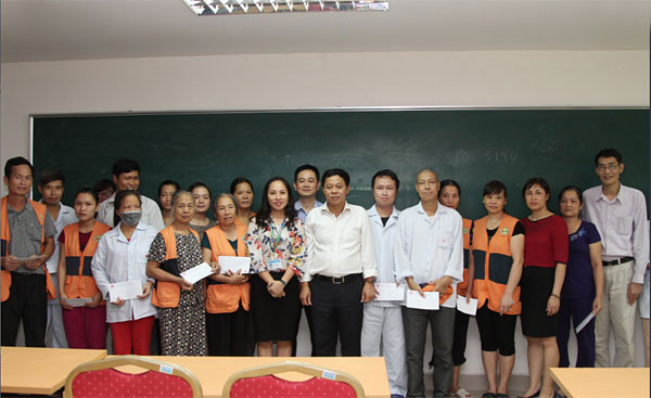 Ngày 26/8/2014, NHCSXH TP. Hà Nội trao quà cho 70 bệnh nhân bị ung thư máu đang điều trị tại Viện huyết học truyền máu Trung ương