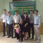 (ảnh) Công đoàn cơ sở NHCSXH tỉnh Quảng Ngãi nhận phụng dưỡng Mẹ VNAH