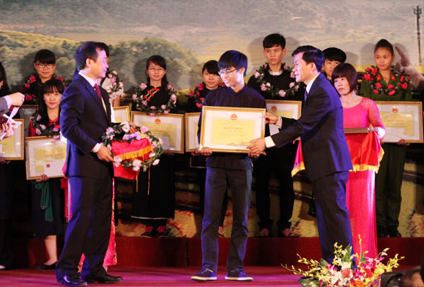 Đồng chí Nông Quốc Tuấn (bên phải), Thứ trưởng - Phó Chủ nhiệm Uỷ ban Dân tộc và đồng chí Lê Duy Truyền, Phó Tổng Giám đốc TTXVN trao Bằng khen và hoa cho các em học sinh giỏi dân tộc thiểu số