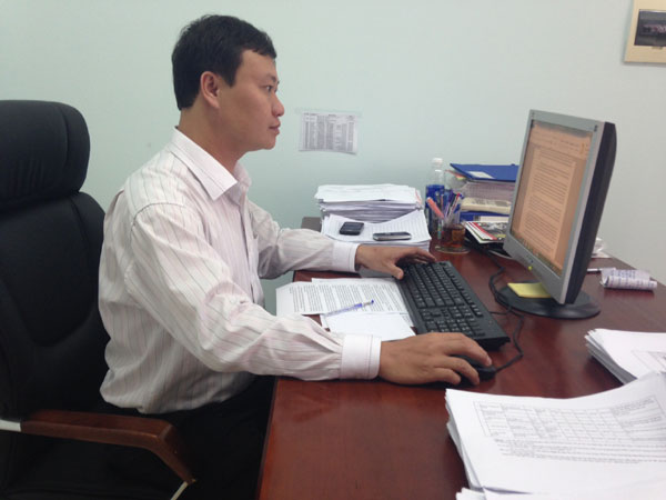 Anh Phan Quang Quang đang thao tác quy trình nghiệp vụ trên hệ thống Intellect