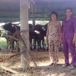 Chị Nguyễn Thị Hạnh (giữa) chia sẻ niềm vui thoát nghèo với các tổ viên