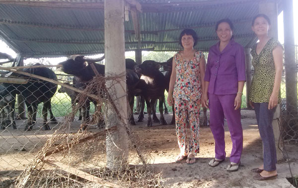 Chị Nguyễn Thị Hạnh (giữa) chia sẻ niềm vui thoát nghèo với các tổ viên