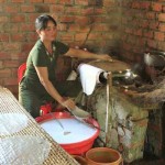 Chị Đinh Thị Kim Yến ở xã An Chấn vay vốn giải quyết việc làm để làm nghề tráng bánh tráng