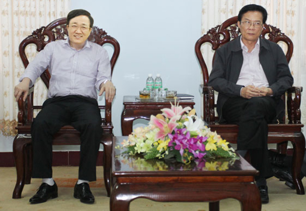 Tổng Giám đốc Dương Quyết Thắng (trái) làm việc với  đồng chí Đào Tấn Lộc - Ủy viên Trung ương Đảng, Bí thư Tỉnh ủy Phú Yên