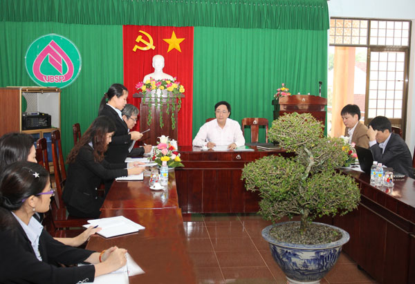 Lãnh đạo Phòng giao dịch huyện Hoài Nhơn (Bình Định) trình bày báo cáo kết quả hoạt động của đơn vị trong thời gian qua với Tổng Giám đốc