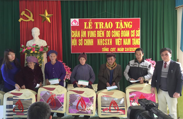 Các hộ nghèo và gia đình có hoàn cảnh khó khăn tại xã Tổng Cột, huyện Hà Quảng (Cao Bằng) nhận quà từ chương trình “Chăn ấm vùng biên