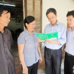 Giám đốc Lưu Văn Minh (thứ hai từ phải sang) đang kiểm tra tình hình sử dụng vốn vay ưu đãi của hộ vay