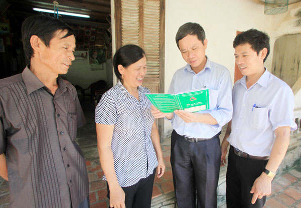 Giám đốc Lưu Văn Minh (thứ hai từ phải sang) đang kiểm tra tình hình sử dụng vốn vay ưu đãi của hộ vay