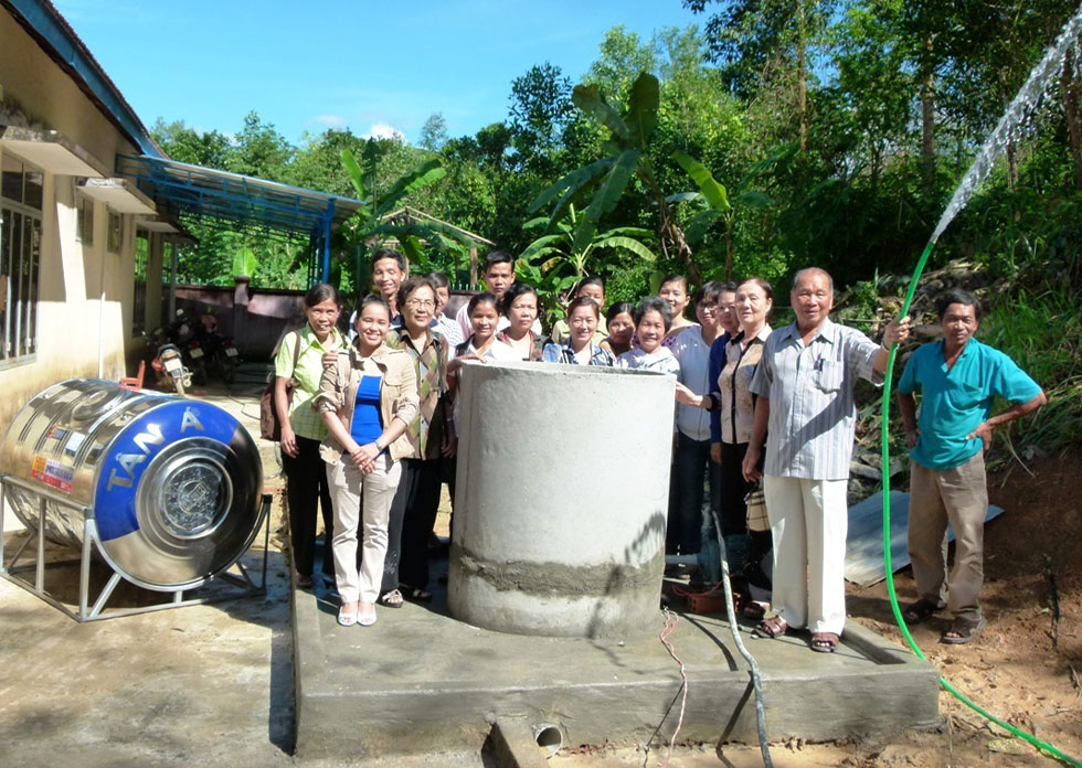 Gia đình ông Lê Văn Thắng ở xã Cầu Bà, huyện Khánh Vĩnh vui mừng đón nguồn nước sạch được xây dựng nhờ vốn vay ưu đãi