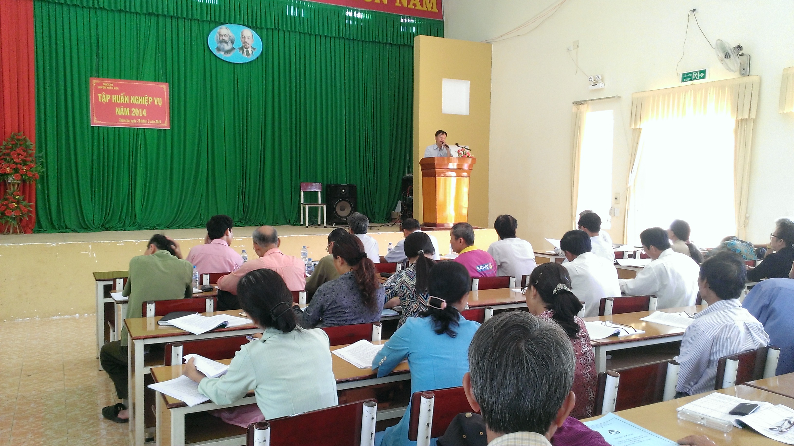 Các Tổ trưởng Tố tiết kiệm và vay vốn thường xuyên được NHCSXH huyện Xuân Lộc tập huấn nghiệp vụ cho vay