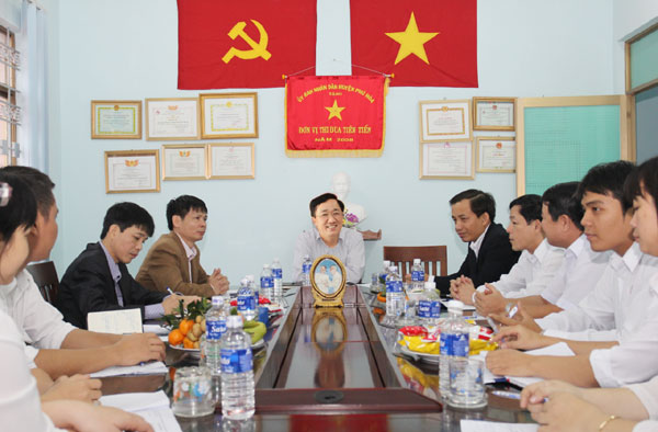 Tổng Giám đốc cùng các thành viên trong Đoàn công tác làm việc với Phòng giao dịch huyện Phú Hòa (Phú Yên)