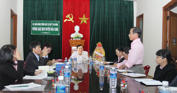 Lãnh đạo Phòng giao dịch NHCSXH huyện Hòa Vang báo cáo kết quả hoạt động