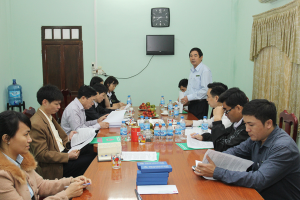 Giám đốc Phòng giao dịch huyện Sơn Tịnh Nguyễn Văn Bông báo cáo kết quả