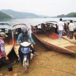 Hàng trăm hộ dân ở huyện Quỳnh Nhai đã kịp sắm cho mình những chiếc thuyền có tải trọng lớn để buôn bán, vận chuyển hàng hóa và đi lại khi điều kiện sống thay đổi