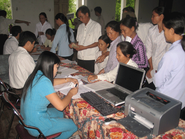 Giải ngân tín dụng HSSV tại xã Trực Tuấn, huyện Trực Ninh (Nam Định)