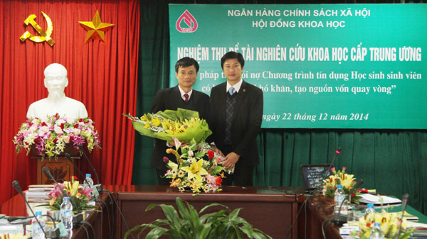 Chủ tịch Hội đồng nghiệm thu Bùi Quang Vinh (bìa trái) chúc mừng Chủ nhiệm đề tài