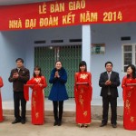 Đại diện Công đoàn NHCSXH, Ủy ban MTTQ tỉnh và huyện Nguyên Bình cắt băng khánh thành nhà Đại đoàn kết tại xóm Bắc Dài, xã Tam Kim
