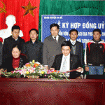 Lãnh đạo UBND huyện (bìa trái) và Lãnh đạo Phòng giao dịch NHCSXH huyện Ba Bể ký Hợp đồng ủy thác