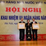 Phó Chủ tịch nước Nguyễn Thị Doan trao tặng các phần thưởng cao quý cho Thống đốc NHNN Nguyễn Văn Bình và Phó Thống đốc NHNN Đào Minh Tú
