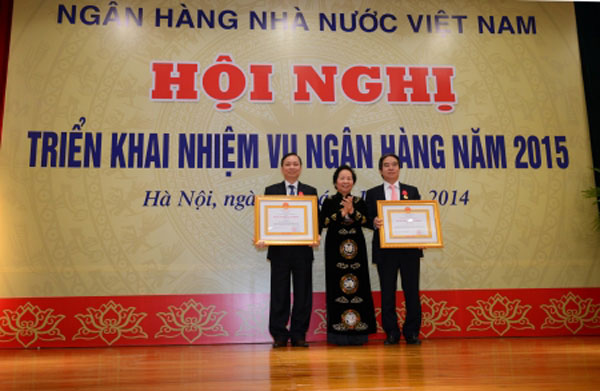 Phó Chủ tịch nước Nguyễn Thị Doan trao tặng các phần thưởng cao quý cho Thống đốc NHNN Nguyễn Văn Bình và Phó Thống đốc NHNN Đào Minh Tú
