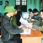 Cán bộ NHCSXH huyện Hải Hà thực hiện giao dịch với các Tổ trưởng Tổ tiết kiệm và vay vốn ở Điểm giao dịch xã Quảng Đức