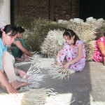 Vốn vay ưu đãi đã tiếp sức cho chị em phụ nữ nghèo huyện Tân Thạnh (Long An) phát triển nghề đan lát truyền thống