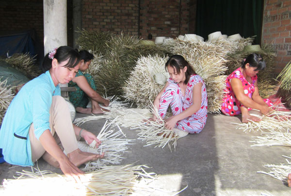 Vốn vay ưu đãi đã tiếp sức cho chị em phụ nữ nghèo huyện Tân Thạnh (Long An) phát triển nghề đan lát truyền thống 