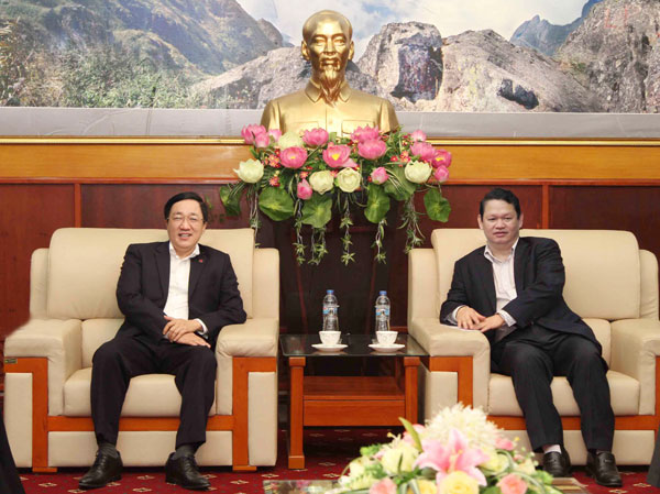Tổng giám đốc Dương Quyết Thắng (trái) và đồng chí Nguyễn Văn Vịnh - Bí thư Tỉnh ủy tỉnh Lào Cai tại buổi làm việc